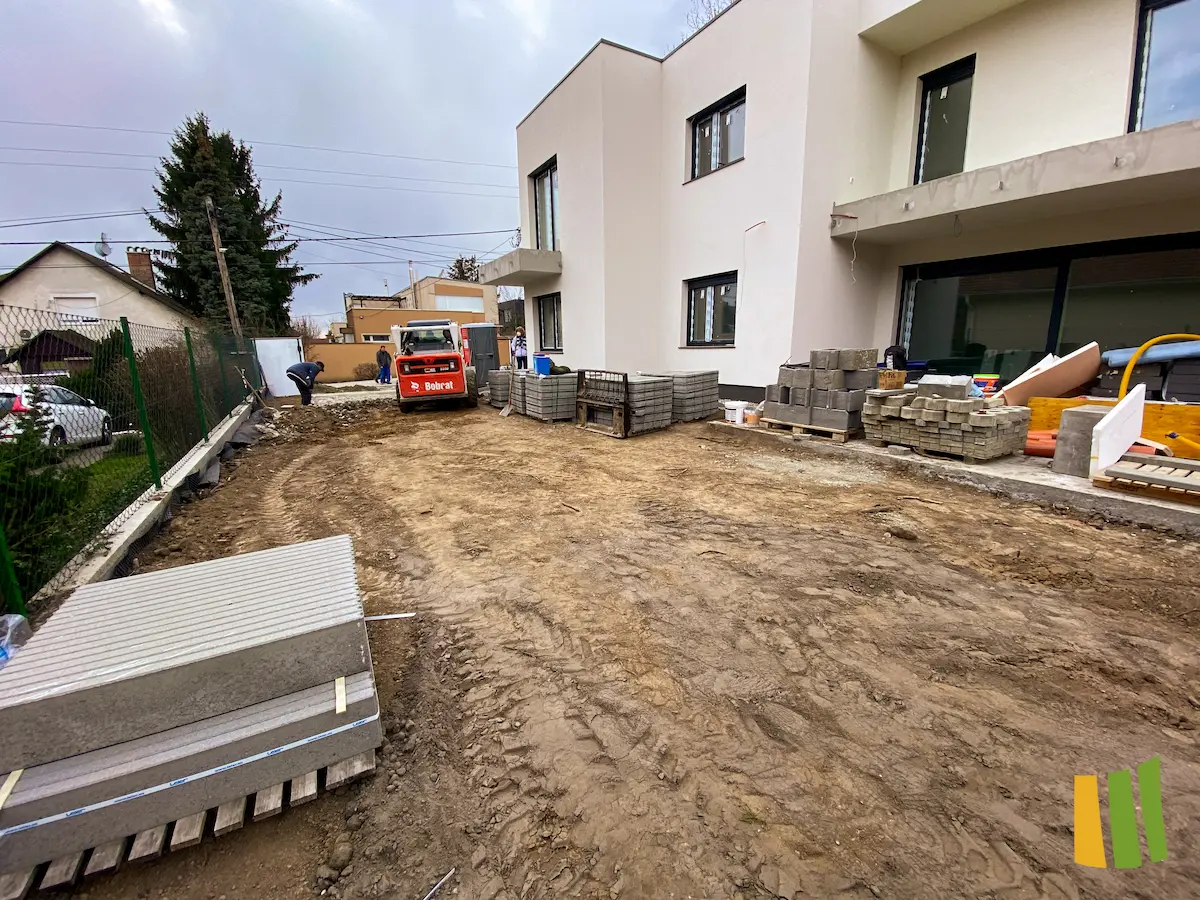 Előtte